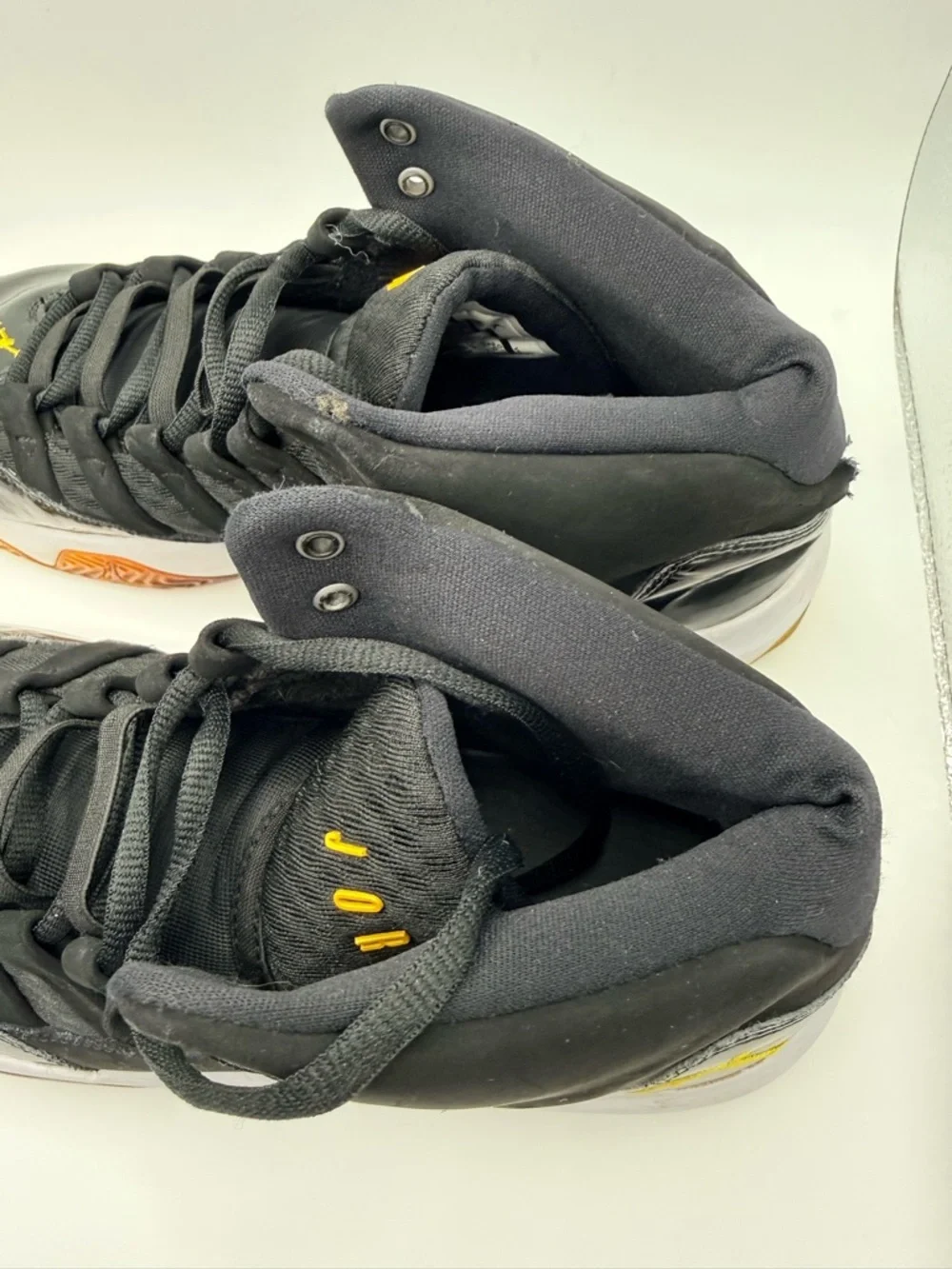 NIKE JORDAN Max Aura Men’s Black University Gold White Athletic Sneakers Sz 11.5